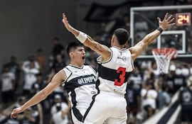 Rodney Mercado (i) y Vincenzo Ochipinti, dos imparables encestadores franjeados contra los Gold.