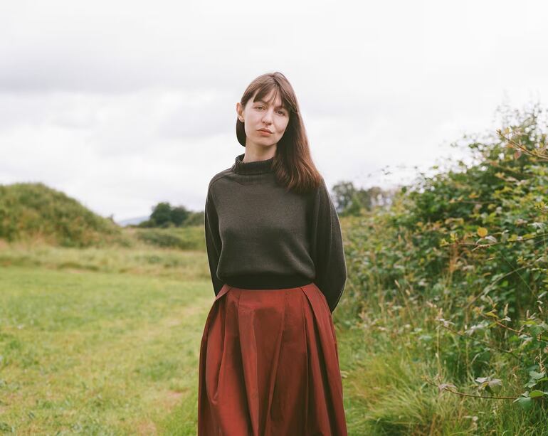 La escritora irlandesa Sally Rooney en Mount Falcon Estate, Ballina, Irlanda (Foto: Linda Brownlee)