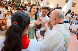 Unas 800 personas entre niños, jóvenes y adultos recibieron el sacramento del bautismo en la localidad de San Antonio.