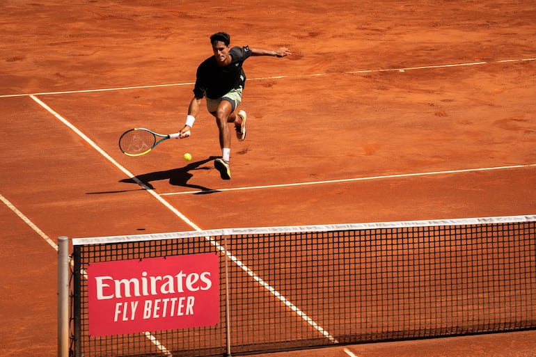El tenista paraguayo Adolfo Daniel Vallejo durante el partido de Primera Ronda del ATP 250 de Chile Open en el San Carlos de Apoquindo, en Santiago, Chile.