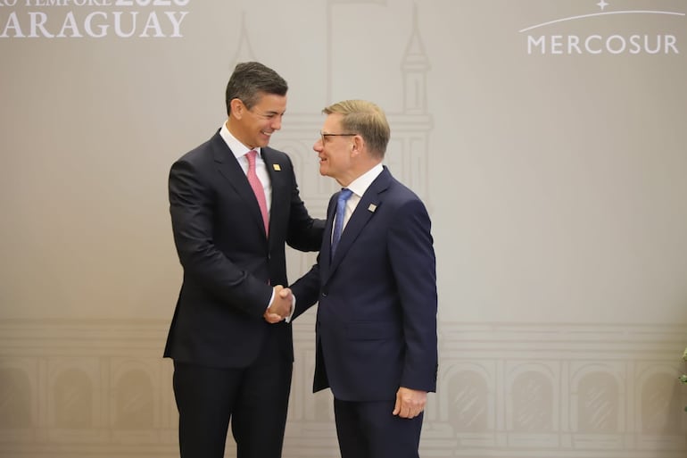 El presidente de Paraguay Santiago Peña y el ministro de Relaciones Exteriores de Alemana Johann Wadephul a su llegada a la cumbre del Mercosur 2026 realizada en  la ciudad de Luque, Paraguay.