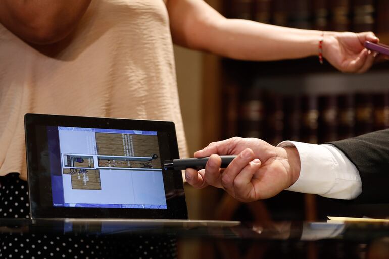 El perito en criminalística, Juan Carlos Recalde, muestra unas pruebas durante una rueda de prensa en el Estudio Jurídico Tuma.