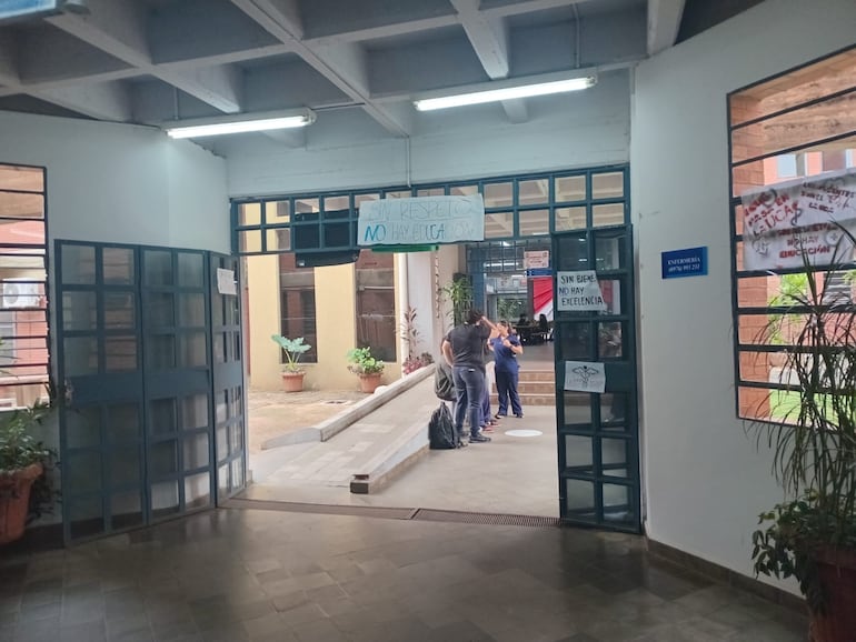 Más carteles en otro de los rincones de la UC.