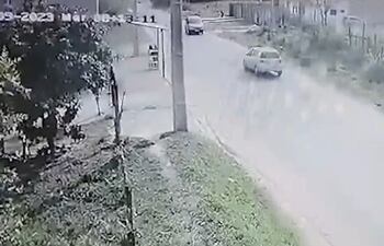 Momento en que ambos vehículos se encuentran frente a frente sobre la ruta Luque - Limpio.