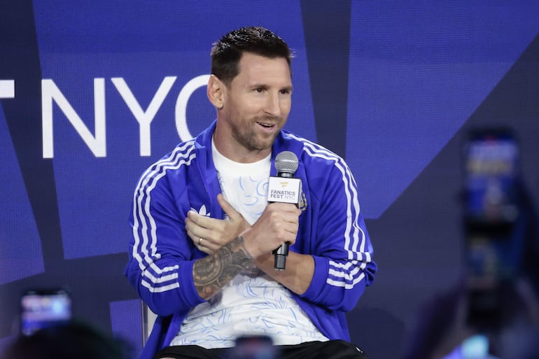Lionel Messi de Argentina habla en una rueda de prensa este vienes, en Nueva York (EE.UU.).