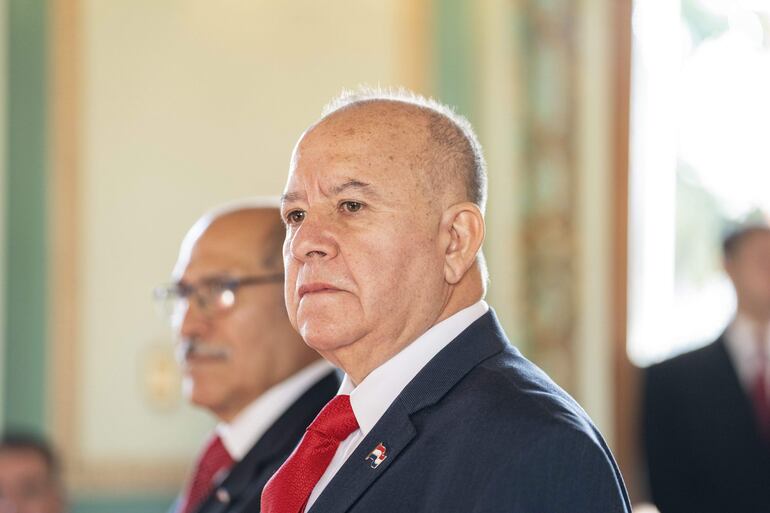 AME7924. ASUNCIÓN (PARAGUAY), 23/06/2025.- Fotografía cedida por la Presidencia de Paraguay del embajador designado de Paraguay ante Taiwán, Darío Filártiga (d), asistiendo al acto de toma de juramento este lunes en Asunción (Paraguay). EFE/ Presidencia de Paraguay /SOLO USO EDITORIAL/SOLO DISPONIBLE PARA ILUSTRAR LA NOTICIA QUE ACOMPAÑA (CRÉDITO OBLIGATORIO)
