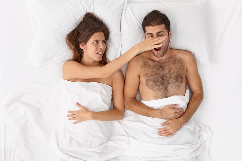 Mujer intenta dormir y no puede.