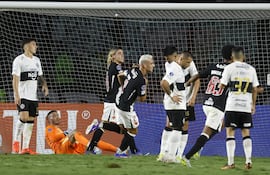 José Rodríguez (c) de Vasco da Gama celebra un gol este jueves, en un partido de la fase de grupos de la Copa Sudamericana entre Vasco da Gama y Olimpia en el estadio Sao Januário, en Rio de Janeiro (Brasil).