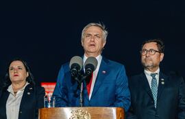 El mandatario chileno, José Antonio Kast (c), hablando durante una rueda de prensa antes de abordar el vuelo a Buenos Aires donde se reunirá con su homólogo Javier Milei.