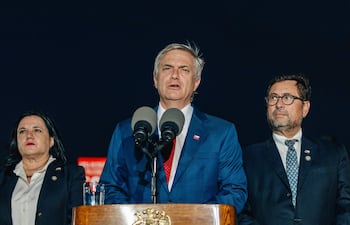 El mandatario chileno, José Antonio Kast (c), hablando durante una rueda de prensa antes de abordar el vuelo a Buenos Aires donde se reunirá con su homólogo Javier Milei.