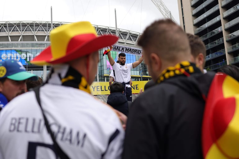 Los aficionados en los alrededores del estadio de Wembley antes de la final de la Champions League entre el Borussia Dortmund y el Real Madrid en Londres.
