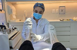 Especialista realiza una plantilla para aliviar dolores causados por el Neuroma de Morton.