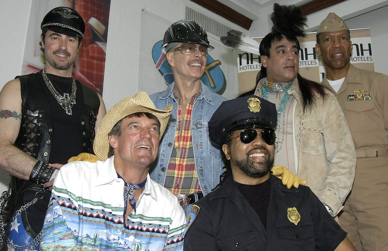 Victor Willis (3d), vocalista principal de la formación original de Village People posa con sus compañeros de grupo el pasado 20 de abril de 2004 durante el anuncio de una serie de conciertos en México.