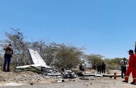 Fotografía cedida hoy por 2BM TV Nasca, que muestra los restos de la avioneta que se accidentó en la región de Ica (Perú).