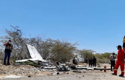 Fotografía cedida hoy por 2BM TV Nasca, que muestra los restos de la avioneta que se accidentó en la región de Ica (Perú).