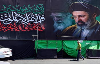 Un gigantografía del ayatolá Mojtaba Jamenei es desplegada en Teherán, capital iraní, tras los masivos funerales del exlíder supremo, Ali Jamenei, fallecido durante los ataques israelo-estadounidense del 28 de febrero de 2026.