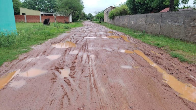 Las precipitaciones volvieron a poner en evidencia la precariedad de la infraestructura vial En San Pedro de Ycuamandyyú, donde numerosas calles urbanas se encuentran en deplorable estado