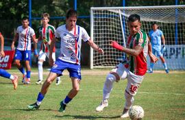 El mediapunta del Fulgencio Yegros, Elías Re Chaparro, domina el balón ante Francisco López. (Foto: APF)