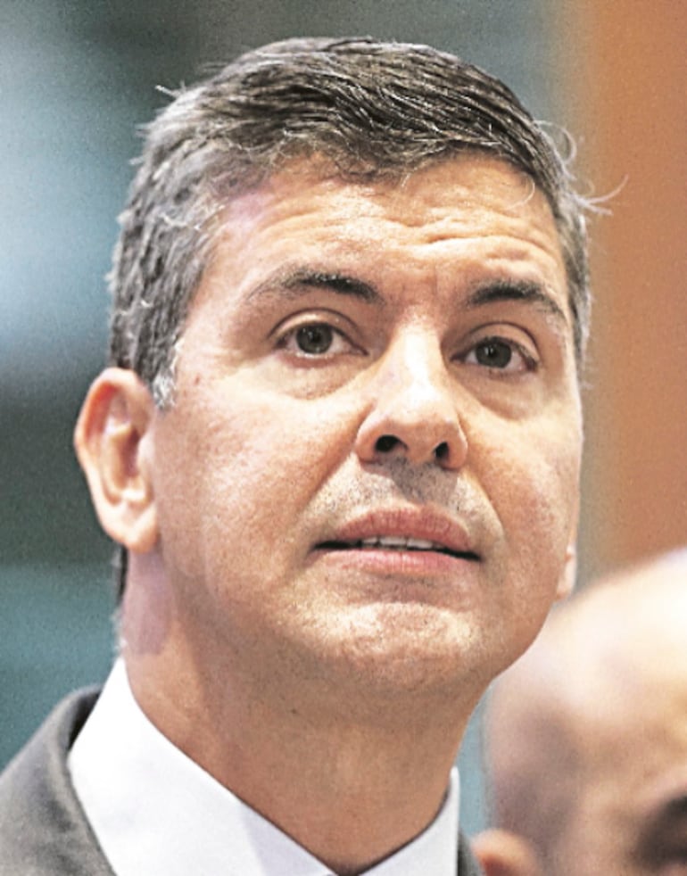 Santiago Peña, presidente.