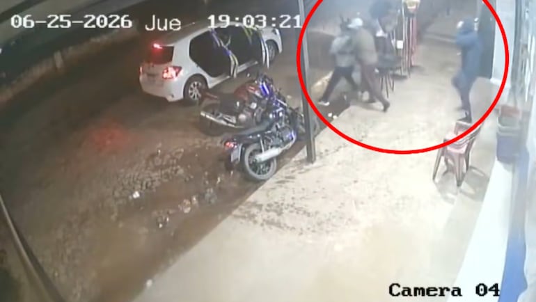 El momento en que sacan a la fuerza de un supermercado de Ñemby  Alberto González Martínez para meterlo a un auto blanco.