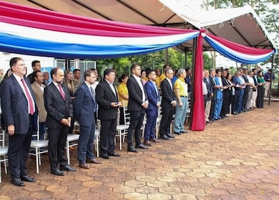 Las autoridades locales y diplomáticas en el acto cívico celebrado en 2023 en el hito fundacional de la ciudad.