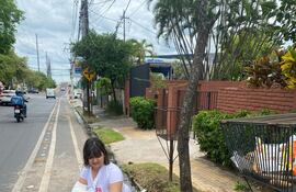 Mariela junto al bache y montículo por el que su bicicleta se trabó y cayó ocasionandole la fractura del brazo.