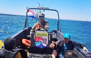 Los tres pescadores rescatados del Lago de Itaipú por los militares.