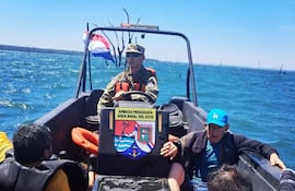 Los tres pescadores rescatados del Lago de Itaipú por los militares.