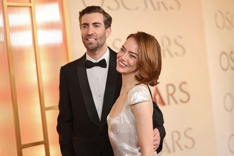 ¡El amor está en el aire! Dave McCary y Emma Stone en la alfombra roja del Dolby Theatre antes de ingresar a la ceremonia de los Premios Óscar 2026. (Emma McIntyre/Getty Images/AFP)
