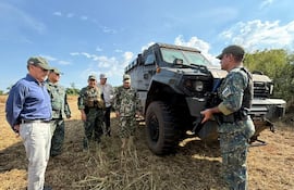 Fuerzas de seguridad con Valmir Brum, padre de Almir, joven secuestrado por el EPP en Caaguazú.