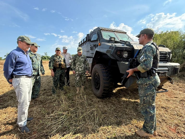 Fuerzas de seguridad con Valmir Brum, padre de Almir, joven secuestrado por el EPP en Caaguazú.