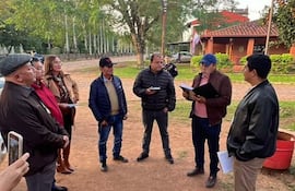 Concejales trasladan sesión frente a la Comisaría tras cierre de acceso a la Junta Municipal de Caapucú.