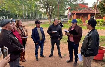 Concejales trasladan sesión frente a la Comisaría tras cierre de acceso a la Junta Municipal de Caapucú.