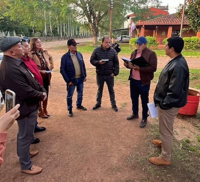Concejales trasladan sesión frente a la Comisaría tras cierre de acceso a la Junta Municipal de Caapucú.