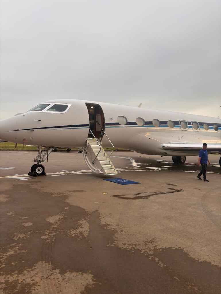 Avión privado en el que llegó Shakira a Paraguay.