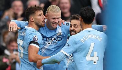 Erling Haaland (C) del Manchester City celebra con sus compañeros de equipo después de marcar el 3-0 durante el partido de fútbol de la Premier League inglesa entre el Manchester City y el Manchester United, en Mánchester, Gran Bretaña (Reino Unido).