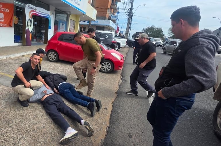 Ambos sospechosos fueron interceptados en el momento en que iban a abordar el auto que estaban usando para robar.