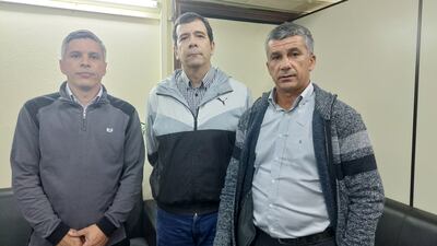 Concejales de la ciudad de Carmen del Paraná acudieron hoy a la Contraloría General de la República a presentar denuncia contra el intendente Germán Gneiting Rodriguez por presunta malversación de recursos.