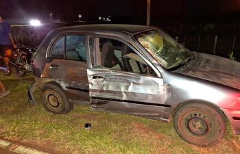 El automóvil involucrado en el grave accidente que ocurrió en el tramo Carapeguá-Acahay quedó severamente dañado.