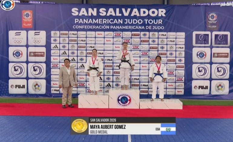 A la izquierda Ashliegh Jaqueline Talavera Lovera en el podio.