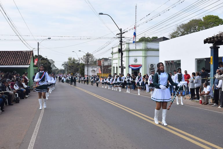 Las estudiantes de la escuela Mujer Paraguaya rindieron homenaje a Caapucú.