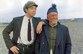 Luis Brandoni (1940-2026) como Antonio Soto y Pepe Soriano (1929-2023) como Schultz, "el Alemán", en "La Patagonia rebelde" (Héctor Olivera, 1974).