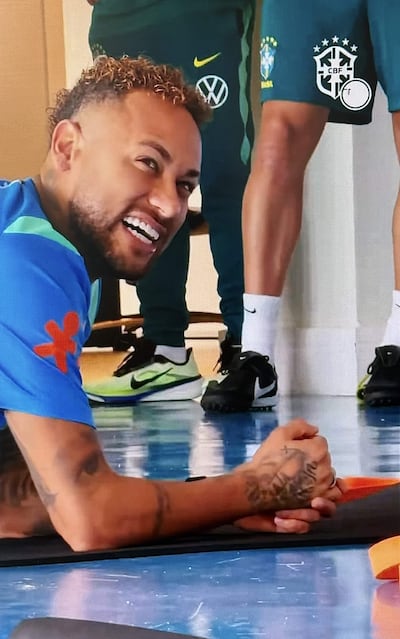 Captura de video de la cuenta oficial en X @CBF_Futebol de la Confederación Brasileña de Fútbol que muestra al jugador Neymar durante un entrenamiento en la Granja Comary este viernes en Teresópolis (Brasil). Neymar, de baja por una lesión muscular de grado II en el gemelo derecho, se dejó ver en el entrenamiento de la selección brasileña, en el que posó sonriente y hablando con miembros del cuerpo técnico.