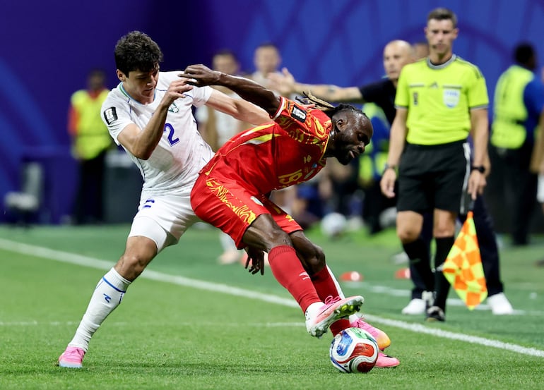 Fiston Mayele de Congo (derecha) y Abdukodir Khusanov de Uzbekistán en acción durante el partido que se disputó en EE.UU.