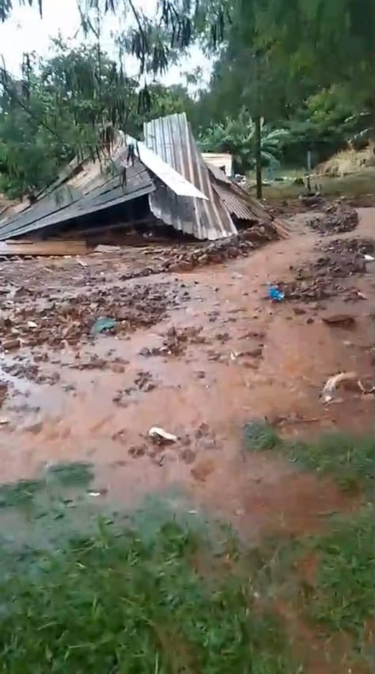 Video: fuerte raudal destruye precaria vivienda en un asentamiento de Pedro Juan Caballero