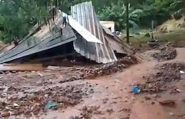 Un fuerte raudal destruyó una humilde vivienda en Pedro Juan Caballero.