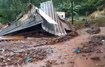 Un fuerte raudal destruyó una humilde vivienda en Pedro Juan Caballero.