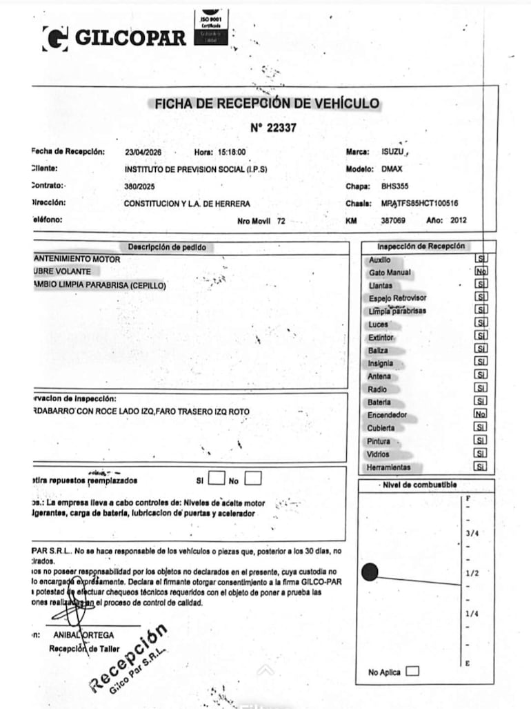 Ficha de recepción de vehículo del IPS con datos técnicos y firma de Aníbal Ortega, destacando algunos problemas de mantenimiento.