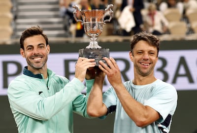 Marcel Granollers (izquierda) y Horacio Zeballos exhiben el trofeo de campeón de Roland Garros 2026 en dobles.