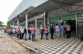 Largas filas para agendamientos en el Instituto de Previsión Social.